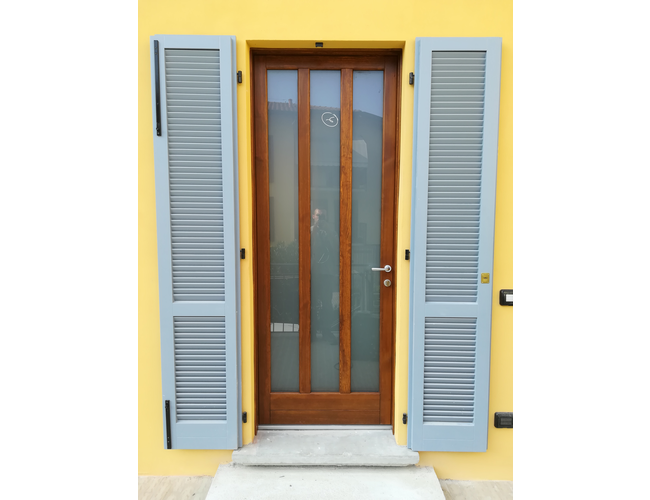 porta di ingresso e persiana in legno